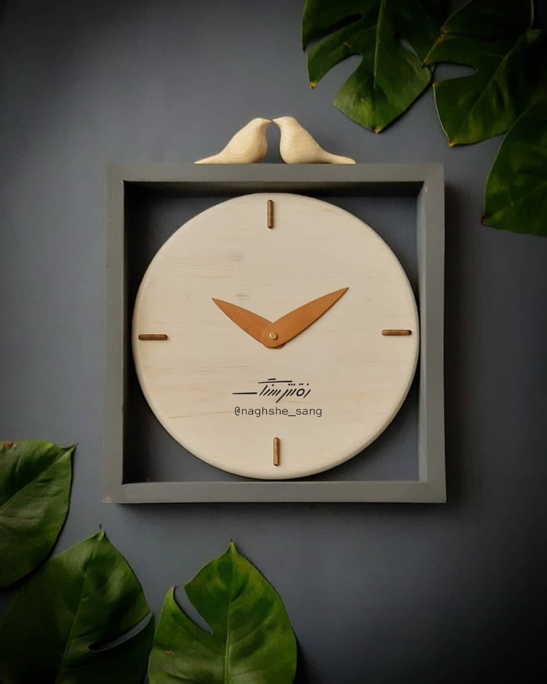 ساعت g۳۴ طوسی/سفید