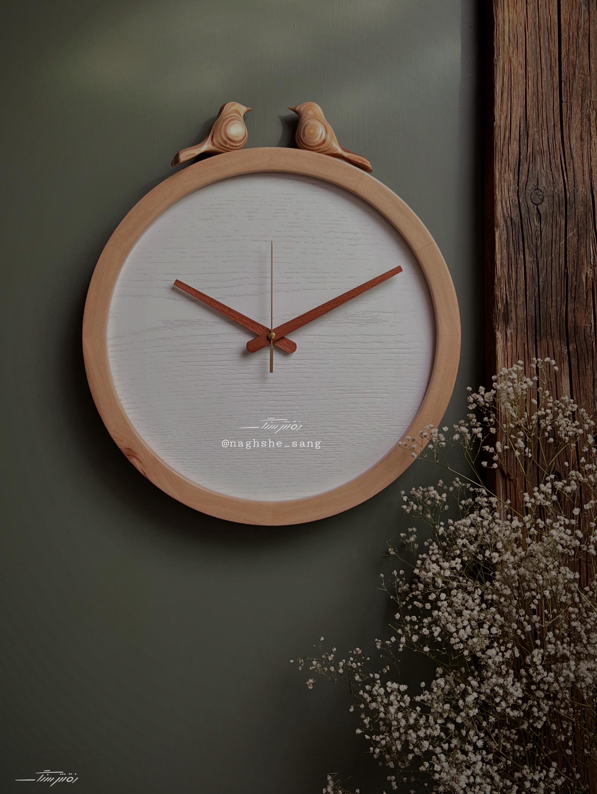 ساعت گرد خودرنگ سفید